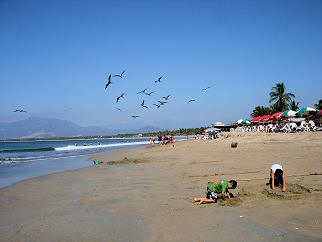 La playa y restaurantes en Barra de Potosí