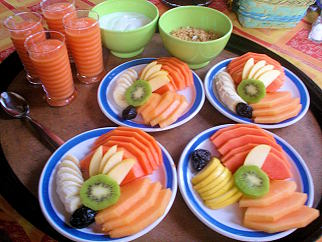 Frutas y jugos frescos, cereales y yogurt para el desayuno